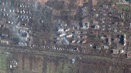 Des appartements détruits et des cratères sont visibles depuis le ciel à Bakhmout (Ukraine), le 4 janvier 2023. (SATELLITE IMAGE / MAXAR TECH / AFP)