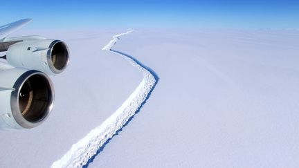 La crevasse&nbsp;Larsen C dans l'Antarctique, photographiée par la Nasa, le 1er juin 2017. (JOHN SONNTAG / NASA)