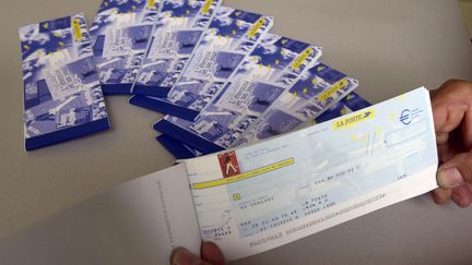 Deux hommes soup&ccedil;onn&eacute;s de voler et revendre des ch&egrave;quiers de La Poste ont &eacute;t&eacute; arr&ecirc;t&eacute;s mi-ao&ucirc;t 2013. (FRANK PERRY / AFP)