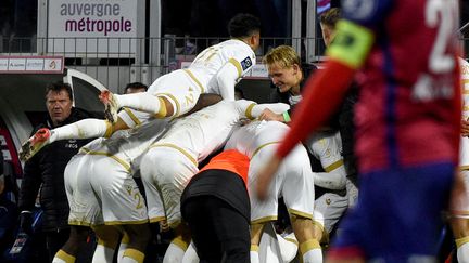 Les Niçois célèbrent&nbsp;un but d'Amine Gouiri lors du match entre Clermont et Nice, le dimanche 21 novembre 2021. (JEAN-PHILIPPE KSIAZEK / AFP)