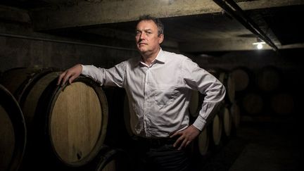Le viticulteur bio Emmanuel Giboulot, dans la cave de son domaine, &agrave; Beaune (C&ocirc;te-d'Or), le 7 avril 2014. (JEFF PACHOUD / AFP)
