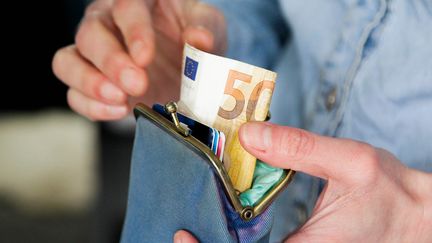 Le Smic sera augmenté de 2% au 1er novembre, a annoncé le Premier ministre Michel Barnier. (KINGA KRZEMINSKA / MOMENT RF)