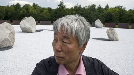 L'artiste sud-coréen Lee Ufan en 2014 dans les jardins du Château de Versailles
 (FRED DUFOUR / AFP)