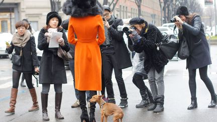 La journaliste italienne Anna Dello Russo pose devant les photographes lors de la fashion week de Milan (Italie), le 25 f&eacute;vrier 2013. (ELENA BRAGHIERI / GETTY IMAGES)