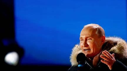 Vladimir Poutine fait un discours après sa victoire à la présidentielle, le 18 mars 2018 à Moscou (Russie). (SEFA KARACAN / ANADOLU AGENCY / AFP)