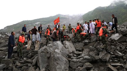 Des sauveteurs interviennent après un glissement de terrain, dans la province du Sichuan, samedi 24 juin 2017.&nbsp; (HE QINGHAI / XINHUA / AFP)