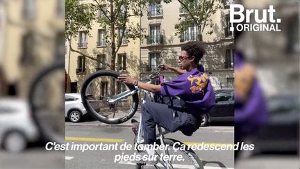 Ils se retrouvent par dizaines pour rouler dans Paris. Des vélos modifiés, des figures d'acrobates à deux roues, de la solidarité et beaucoup de passion... Bienvenue dans la "bikelife".