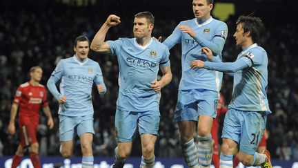 Le milieu de terrain de Manchester City James Milner l&egrave;ve le poing apr&egrave;s avoir inscrit un p&eacute;nalty contre Liverpool &agrave; domicile, le 3 janvier 2011. (NIGEL RODDIS / REUTERS)