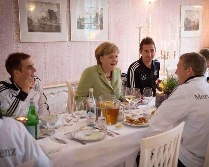 Le 6 juin 2012, Angela Merkel re&ccedil;oit des joueurs &agrave; d&icirc;ner, &agrave; Gdansk, en Pologne. (GUIDO BERGMANN / AP / SIPA)