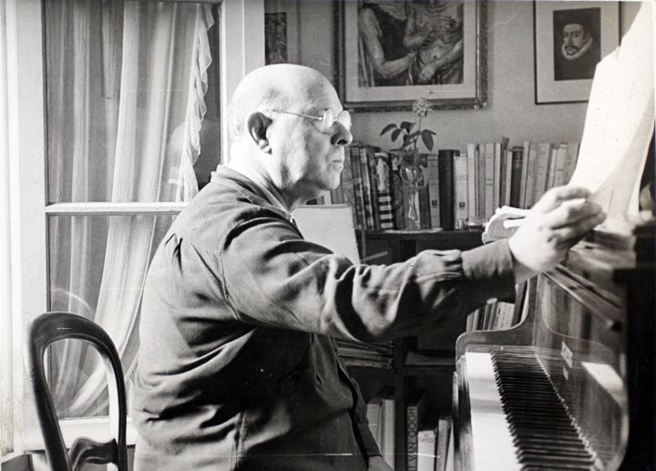 Le violoncelliste Pablo Casals au travail, cette fois au piano.
 (Droits Réservés.)