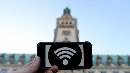 Un points d’accès à Internet grace au wi-fi dans les lieux publics, ici à Hambourg (Allemagne). (DANIEL REINHARDT / DPA)