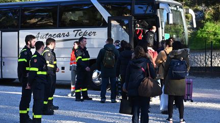 Des Français quittent un hôtel à&nbsp;Carry-le-Rouet&nbsp;(Bouches-du-Rhône) où ils ont passé 14&nbsp;jours en quarantaine, le 14 février 2020 (photo d'illustration). (HECTOR RETAMAL / AFP)