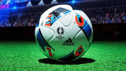 Le ballon officiel de l'Euro 2016: "Beau Jeu"