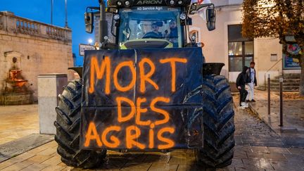 Un tracteur lors d'une action d'agriculteurs à Auch (Gers) contre l'accord commercial entre l'Union européenne et le Mercosur, le 2 décembre 2024. (JEAN-MARC BARRERE / HANS LUCAS / AFP)