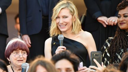 Agnès Varda et Cate Blanchett ont fait un discours au milieu de la montée des marches pour réclamer la fin des inégalités entre les femmes et les hommes dans le milieu du cinéma
 (Alberto PIZZOLI / AFP)