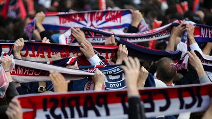 Des supporters du Paris Saint-Germain se sont rassembl&eacute;s sur la place du Trocad&eacute;ro, &agrave; Paris, le 13 mai 2013, pour f&ecirc;ter le titre de champion de France du club de football. (RAFAEL YAGHOBZADEH / SIPA)