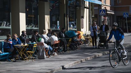 Des suédois en terrasses, à Stockholm, le 21 avril 2020.&nbsp; (JONATHAN NACKSTRAND / AFP)