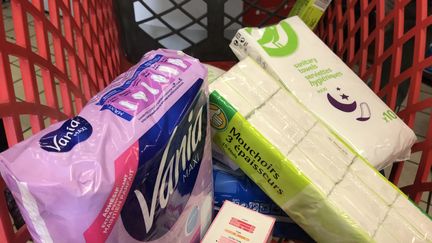 Les produits d'hygiène sont également recherchés dans les appels au dons organisés par les associations caritatives dans les grandes surfaces, pour lutter notamment, contre la précarité menstruelle. (CORALIE MOREAU / RADIO FRANCE)