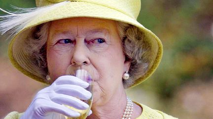 Sa m&egrave;re, la &laquo; Queen Mum &raquo; avait la r&eacute;putation de bien tenir l'alcool. Elizabeth ne rechigne jamais malgr&eacute; son &acirc;ge avanc&eacute; &agrave; une coupe de champagne. (AFP)