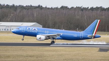 Un avion Airbus de la compagnie ITA Airways, le 12 mars 2022 à Eindhoven (Pays-Bas).&nbsp; (NICOLAS ECONOMOU / NURPHOTO / AFP)