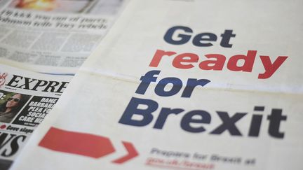 Le gouvernement britannique achète des pages de publicité dans des journaux pour que les lecteurs se préparent au Brexit, le 2 septembre 2019. (DANIEL SORABJI / AFP)