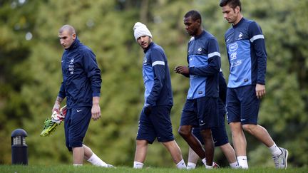 (De G &agrave; D)&nbsp;Stephane Ruffier, Karim Benzema, Eric Abidal et Olivier Giroud, au centre d'entrainement de l'&eacute;quipe de France de foot &agrave;&nbsp;Clairefontaine-en-Yvelines, le 12 octobre 2013. (FRANCK FIFE / AFP)