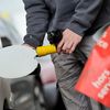 Un homme fait le plein d'essence de son véhicule à Auxerre (Yonne), le 23 mai 2016. (MAXPPP)