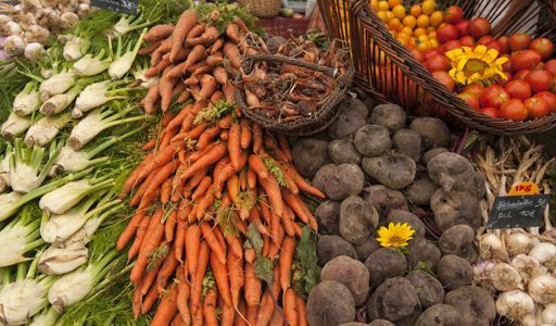 Etal de légumes sur un marché à Issigeac (Dordogne) en France (AFP - Planet Pictures - Cultura Creative)