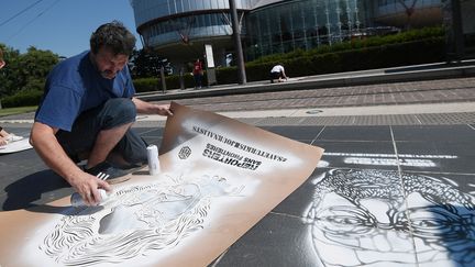 C215 au travail sur la représentation des visages des journalistes emprisonnés en Turquie, lundi 29 mai 2017.
 (FREDERICK FLORIN / AFP)