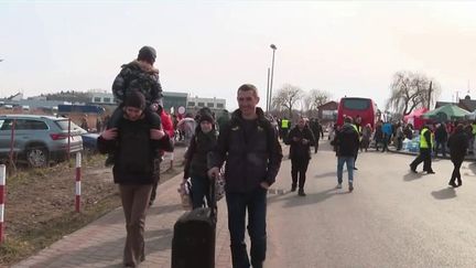 Guerre en Ukraine : à pied, en train ou en bus, les habitants fuient les combats (FRANCE 2)