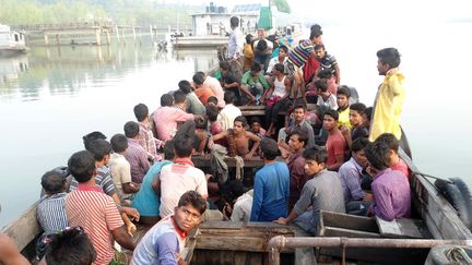 Un chalutier charg&eacute; de migrants qui prenait la direction de la Malaisie,&nbsp;intercept&eacute; par la marine et les gardes-c&ocirc;tes, pr&egrave;s de l'&icirc;le de Saint-Martin (Bangladesh), le 13 mai 2015. (STRINGER / ANADOLU AGENCY)