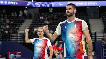 Les badistes français Faustine Noël et Lucas Mazur lors du tournoi paralympique de double mixte à Paris, le 30 août 2024. (PAULINE BALLET / AFP)