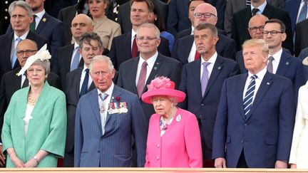 la première ministre britannique Theresa May, le prince Charles, la reine Elizabeth II, le président américain Donald Trump et sa femme Melania (de gauche à droite), lors des commémorations du 75e anniversaire du Débarquement, le&nbsp;5 juin 2019 à Portsmouth (Royaume-Uni). (CHRIS JACKSON / AFP)