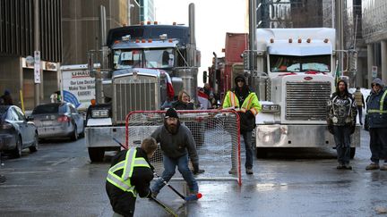 Des routiers font le siège d'Ottawa (Canada) pour protester contre&nbsp;l'obligation d'être vaccinés pour franchir la frontière entre le Canada et les États-Unis, le 7 février 2022. (DAVE CHAN / AFP)