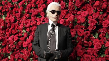 Le cr&eacute;ateur de mode Karl Lagerfeld, lors d'un festival au Mus&eacute;e d'art moderne de New York, le 15 novembre 2011. (KENA BETANCUR / REUTERS)