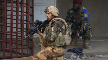 Deux soldats, fran&ccedil;ais et malien, lors d'une intervention, le 13 avril 2013, &agrave; Gao (Mali). (JOEL SAGET / AFP)