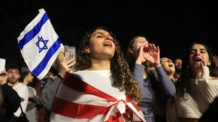 Des Américains défilent en soutien à Israël, à Beverly Hills en Californie, le 9 octobre 2023. (DAVID SWANSON / AFP)