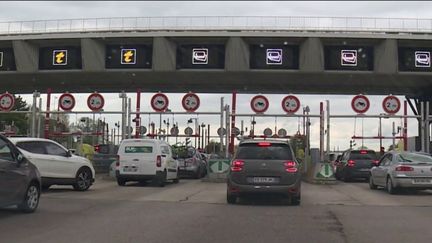 Lundi 11 juillet, le ministre des Transports, Clément Beaune, a demandé aux sociétés d'autoroute de ne pas augmenter leurs tarifs. Mais ont-elles une marge de manœuvre ?&nbsp; (FRANCE 2)