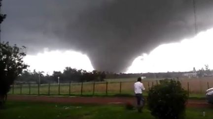 Capture d'écran de la tornade sur la ville de Dolorès (Uruguay), le 15 avril 2016 (TuTV / YOUTUBE)