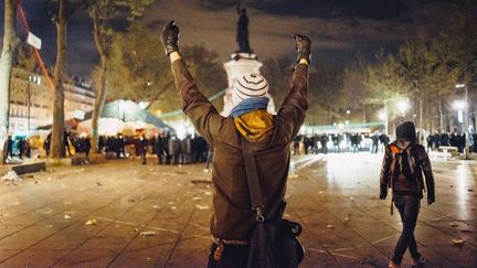 Un manifestant fait face aux policiers place de la République à Paris le 28 avril 2016. (BORIS ALLIN / HANS LUCAS)