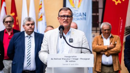 Le maire RN de Perpignan (Pyrénées-Orientales), Louis Alliot, lors de son discours d'inauguration du festival Visa pour l'image, le 31 août 2024. (JC MILHET / HANS LUCAS)