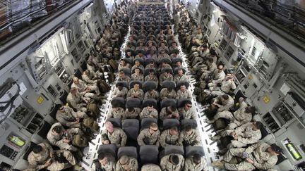 Un avion transportant des militaires am&eacute;ricains fait escale &agrave; l'a&eacute;roport de Manas (Kyrgyzstan) apr&egrave;s avoir quitt&eacute; l'Afghanistan, le 27 mars 2012. (VLADIMIR PIROGOV / REUTERS)