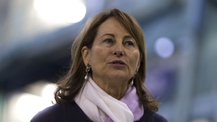 La ministre de l'Ecologie, Ségolène Royal, lors d'une visite d'un site d'Airbus aux Mureaux (Yvelines), le 5 février 2016. (KENZO TRIBOUILLARD / AFP)