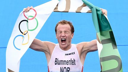 Voilà ce qui s'appelle franchir la ligne d'arrivée avec la rage. Le Norvégien&nbsp;Kristian Blummenfelt n'est pas trop du genre à cacher sa joie au moment de remporter l'épreuve de triathlon. (LOIC VENANCE / AFP)