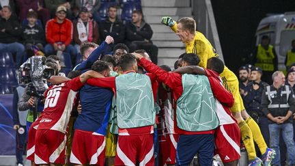 Les Brestois célèbrent un but lors du match Salzbourg-Brest en Ligue des champions, au Stadion Salzburg de Salzbourg, le 1er otobre 2024. (HANS PETER LOTTERMOSER / AFP)