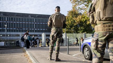 Des membres de l'opération Sentinelle dans le cadre du plan Vigipirate déployé devant un lycée, le 16 octobre 2023. Photo d'illustration. (EMMA BUONCRISTIANI / MAXPPP)