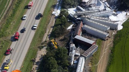 Les secours interviennent apr&egrave;s la collision de deux trains de marchandises&nbsp;pr&egrave;s de Hoxie (Kansas, Etats-Unis), le 17 ao&ucirc;t 2014. (MELISSA SUE GERRITS / AP / SIPA)