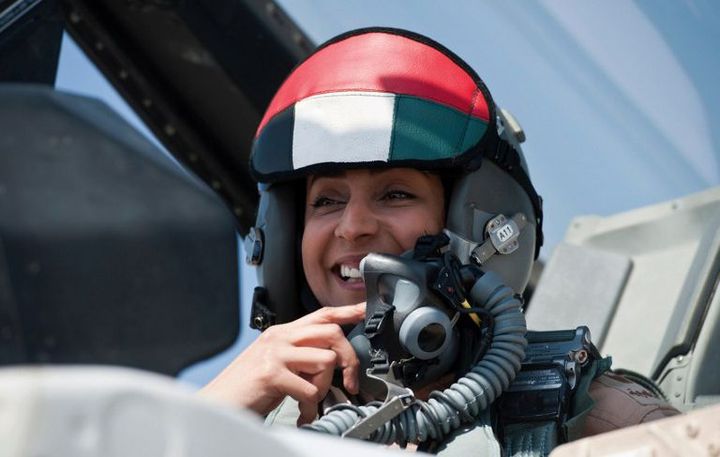 La photo de la pilote Mariam al-Mansouri à bord d'un F16 prise en juin 2014 et communiquée par l'agence émirati Wam en septembre 2014. (AFP/Agence WAM)