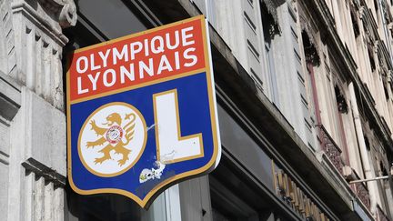 Le logo de l'Olympique lyonnais devant sa boutique officielle, photographié le 2 mars 2022. (MAXPPP)