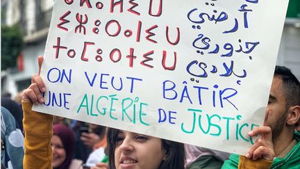 Lors d'une marche pacifique à Alger... (RIAD KACED, AUTHOR PROVIDED)